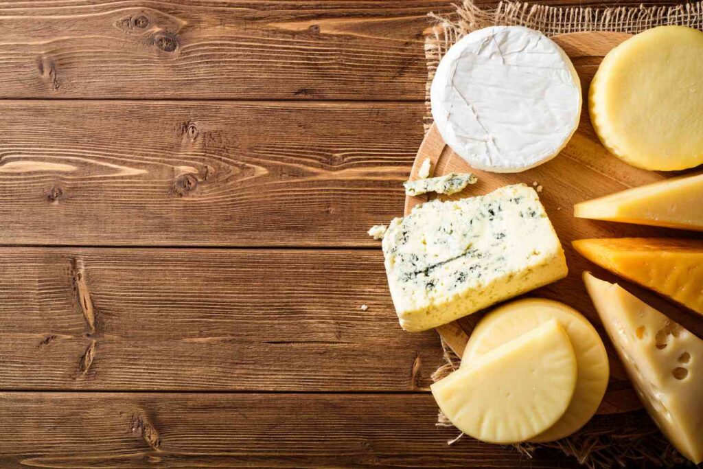 Augalinių sūrių pasaulis: Patarimai, kaip mėgautis alternatyviais sūriais be pieno produktų
